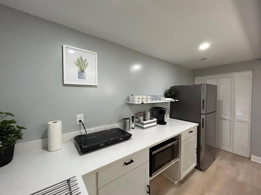 Comfy Lower Lvl Apt With Jetted Tub Near Uptown And Unc 샬럿 외부 사진