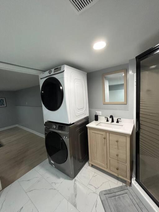 Comfy Lower Lvl Apt With Jetted Tub Near Uptown And Unc 샬럿 외부 사진