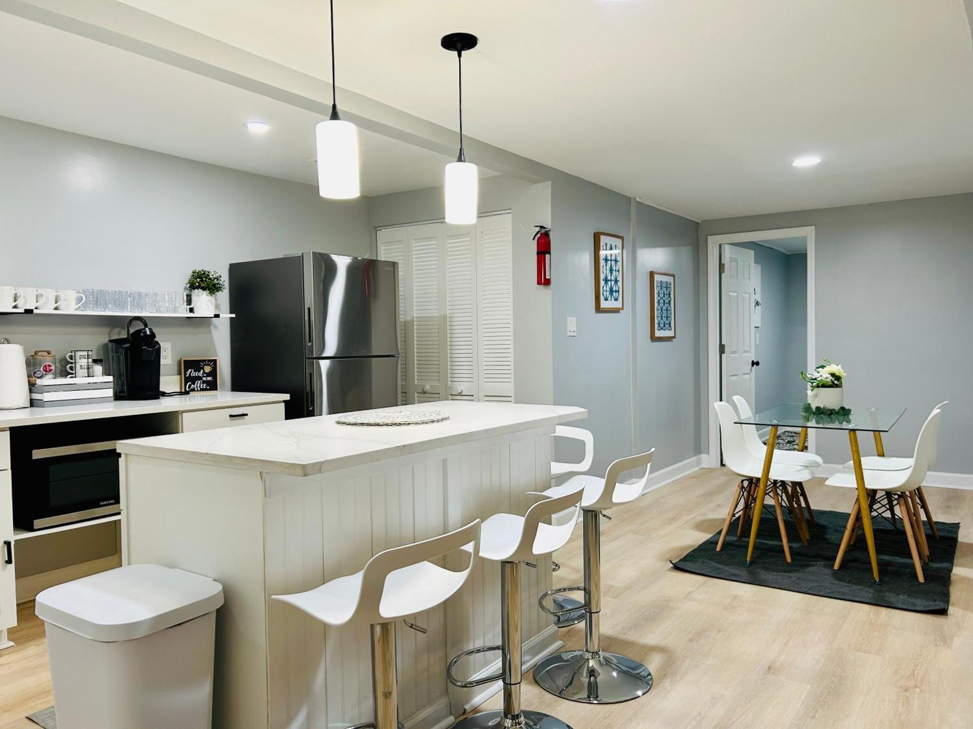 Comfy Lower Lvl Apt With Jetted Tub Near Uptown And Unc 샬럿 외부 사진