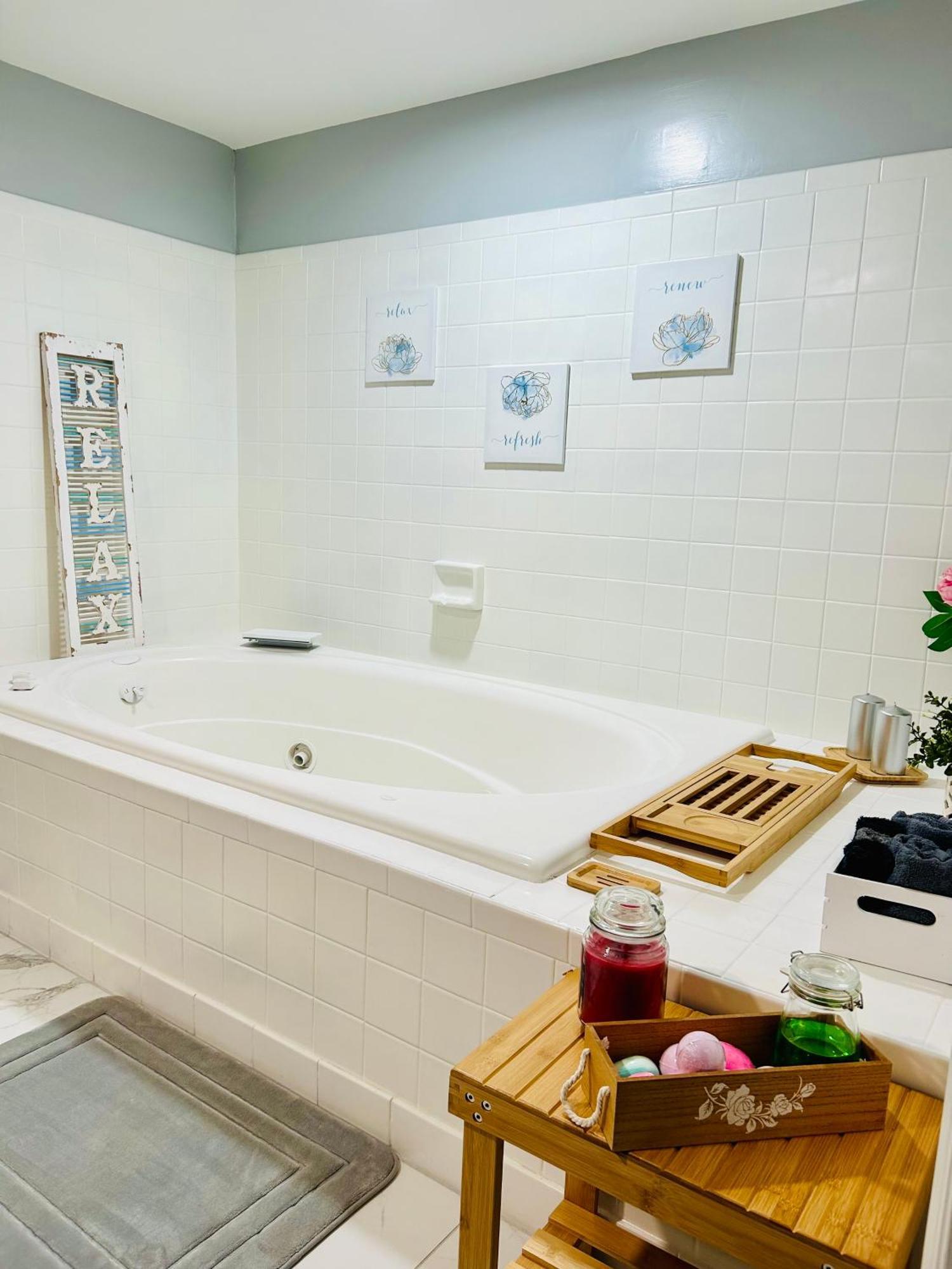 Comfy Lower Lvl Apt With Jetted Tub Near Uptown And Unc 샬럿 외부 사진