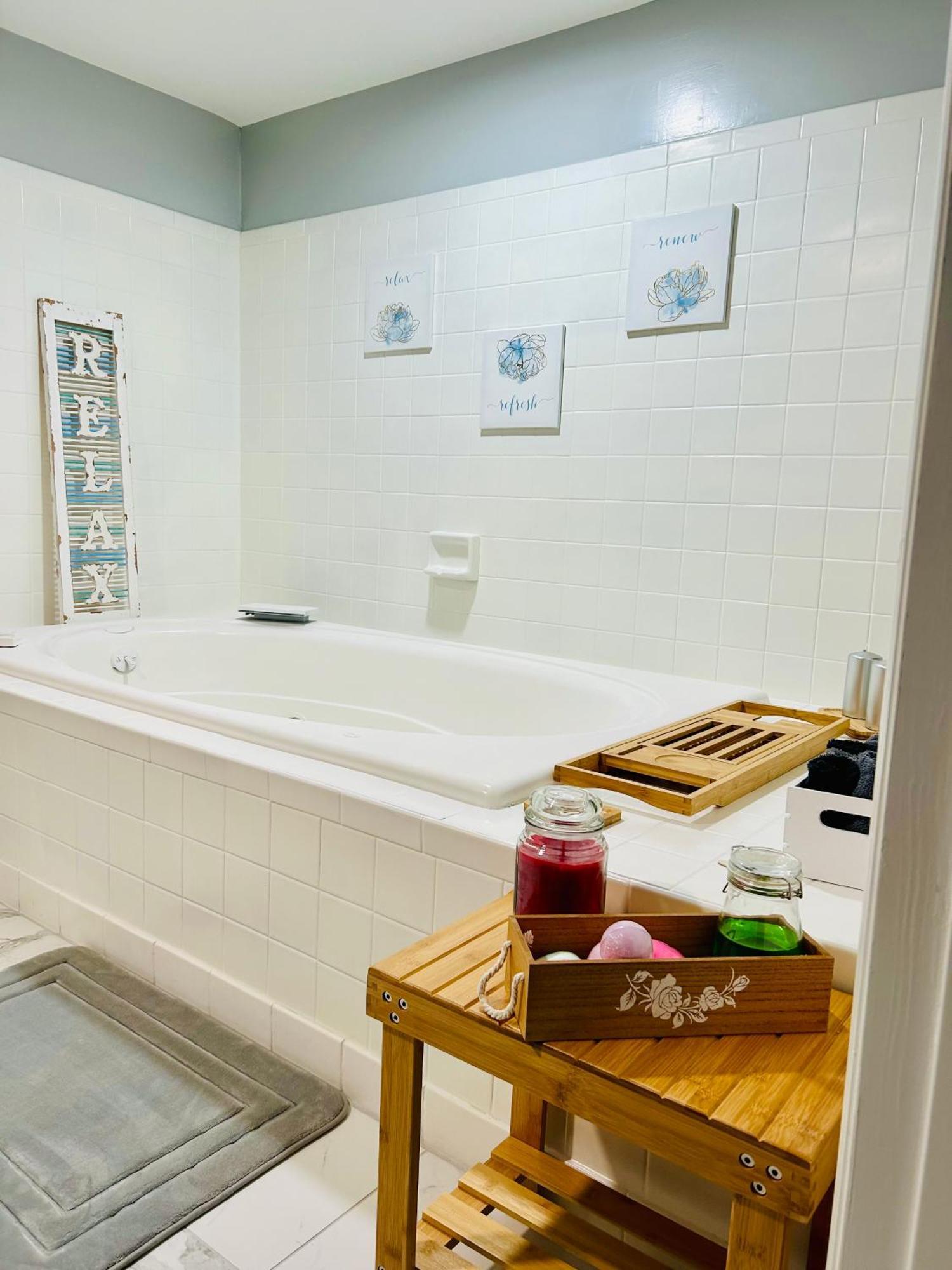 Comfy Lower Lvl Apt With Jetted Tub Near Uptown And Unc 샬럿 외부 사진