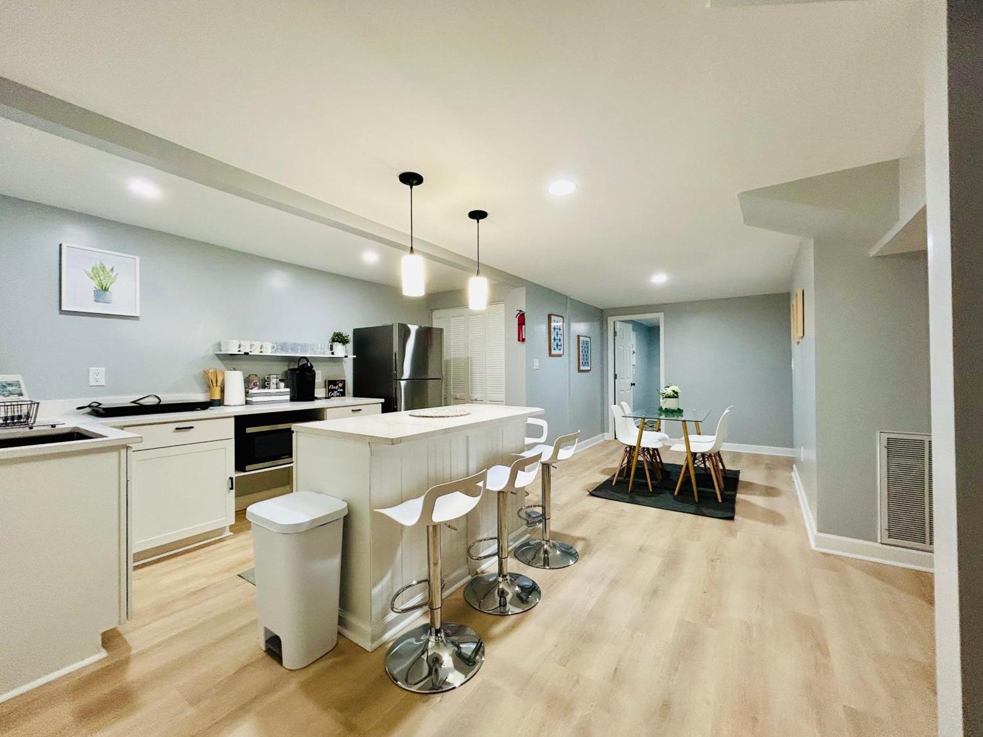 Comfy Lower Lvl Apt With Jetted Tub Near Uptown And Unc 샬럿 외부 사진