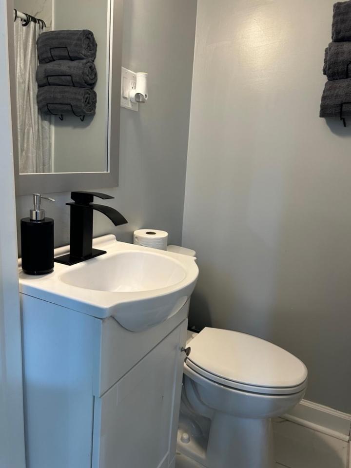 Comfy Lower Lvl Apt With Jetted Tub Near Uptown And Unc 샬럿 외부 사진