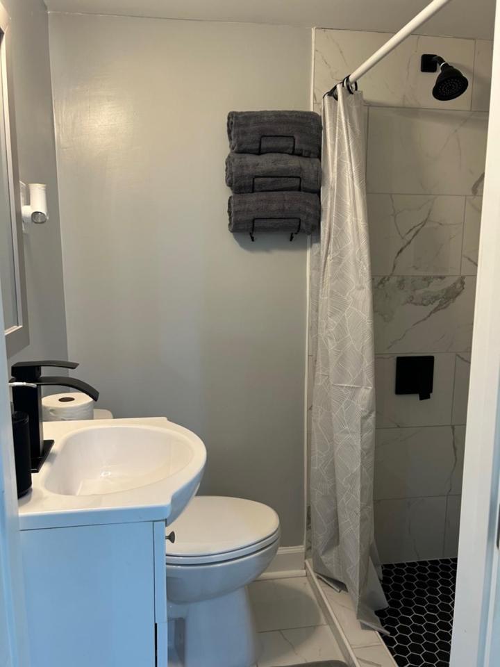 Comfy Lower Lvl Apt With Jetted Tub Near Uptown And Unc 샬럿 외부 사진