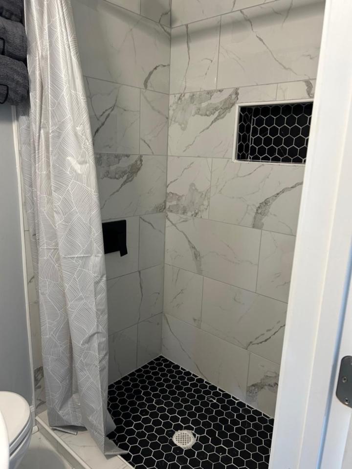 Comfy Lower Lvl Apt With Jetted Tub Near Uptown And Unc 샬럿 외부 사진