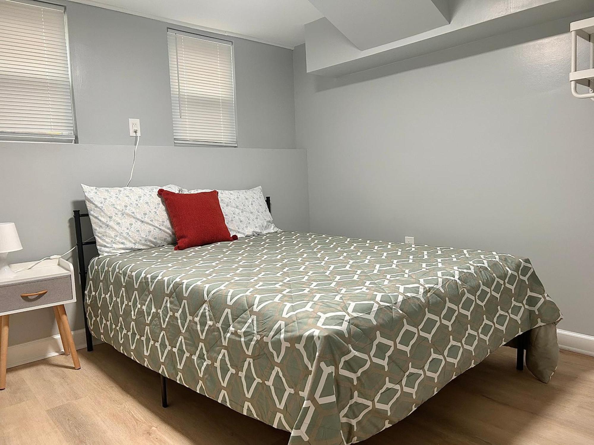 Comfy Lower Lvl Apt With Jetted Tub Near Uptown And Unc 샬럿 외부 사진