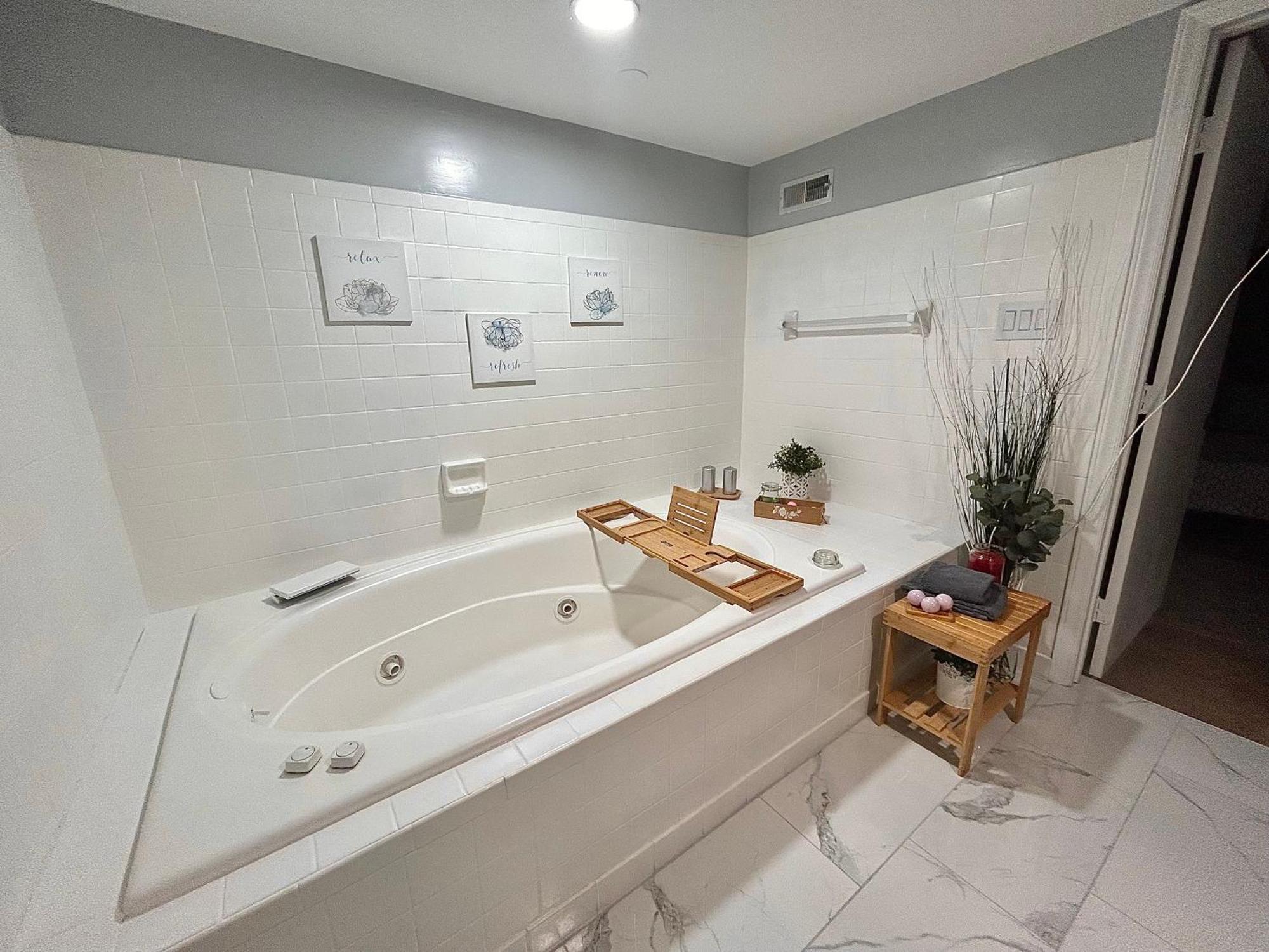 Comfy Lower Lvl Apt With Jetted Tub Near Uptown And Unc 샬럿 외부 사진
