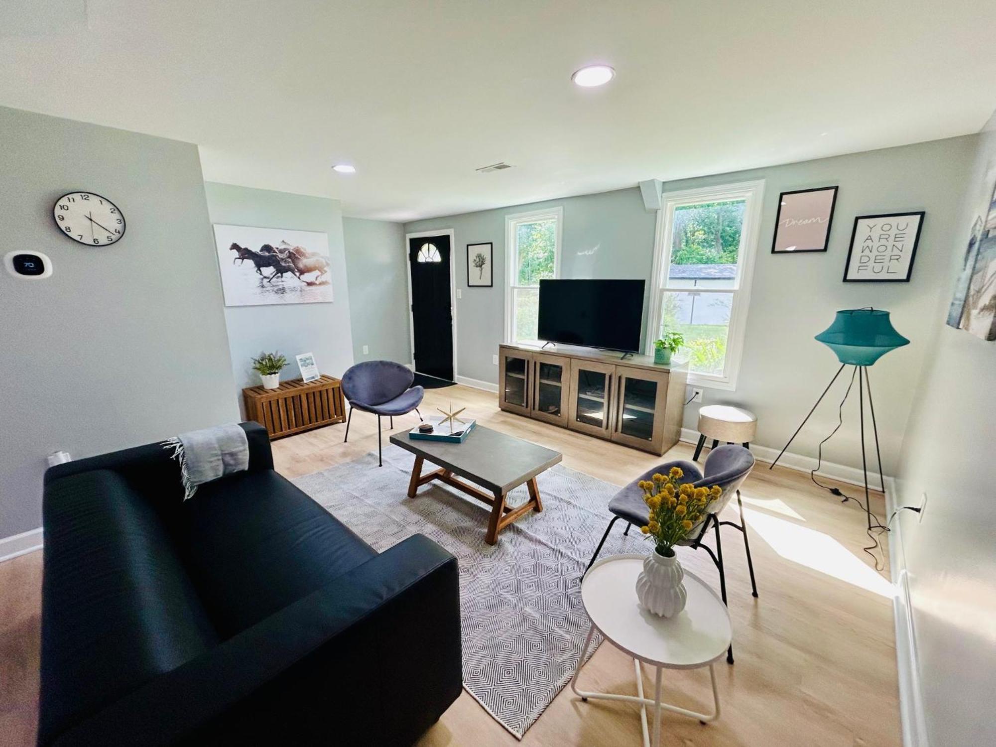 Comfy Lower Lvl Apt With Jetted Tub Near Uptown And Unc 샬럿 외부 사진