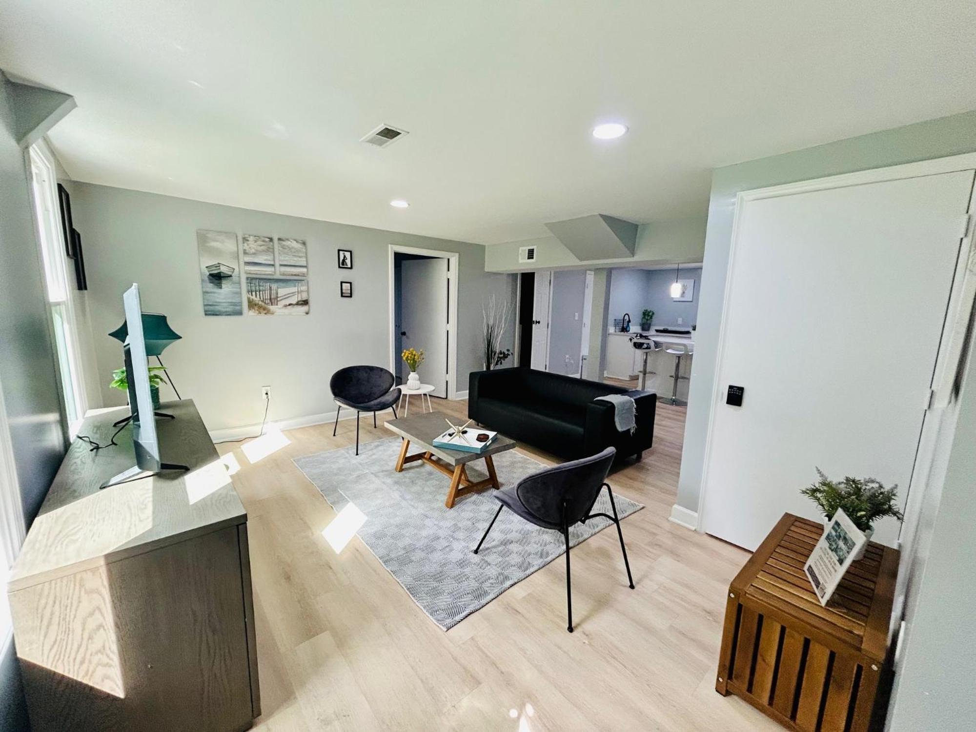 Comfy Lower Lvl Apt With Jetted Tub Near Uptown And Unc 샬럿 외부 사진
